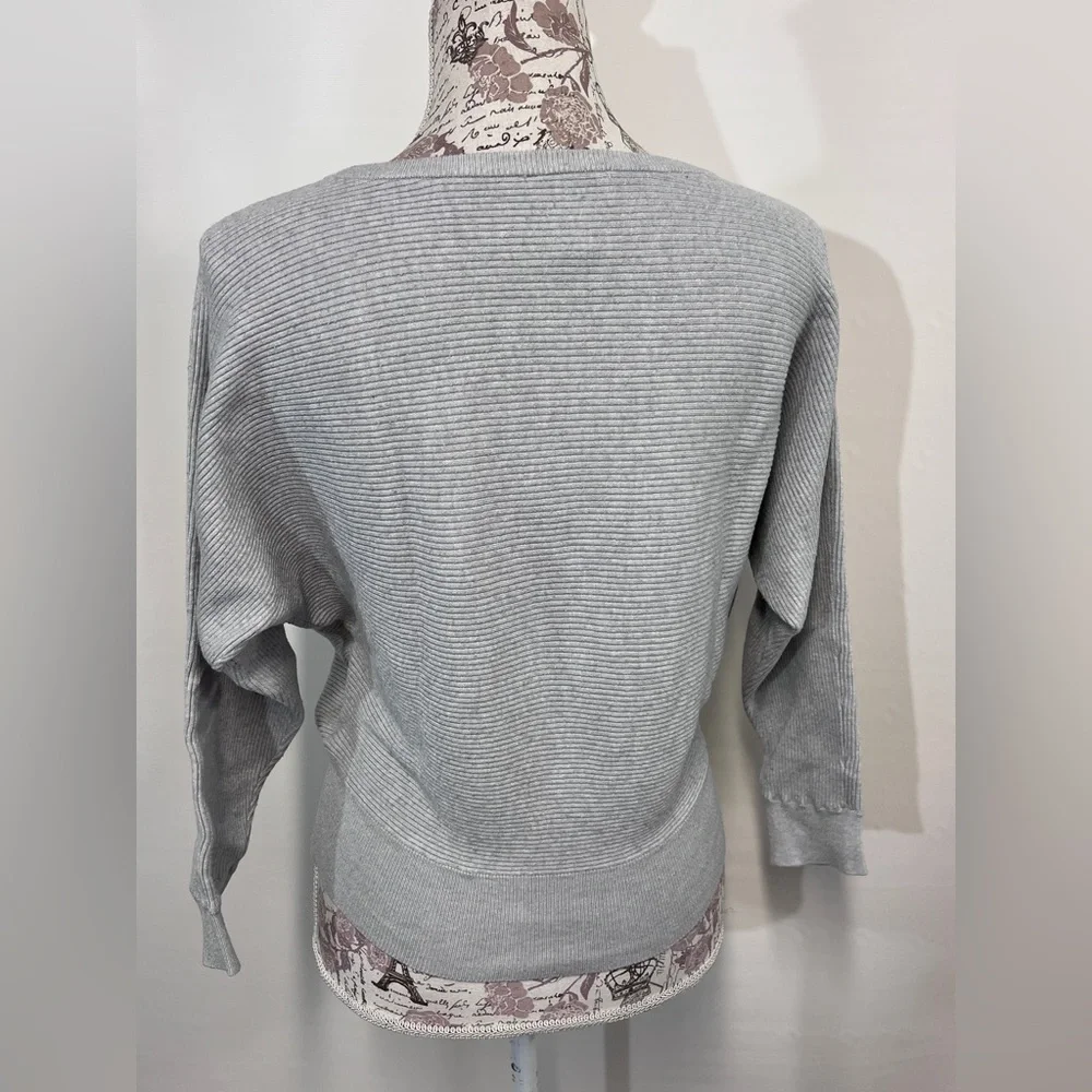 🛍️CARMEN MARC VALVO Light gray bat wing sweater‎ size S.